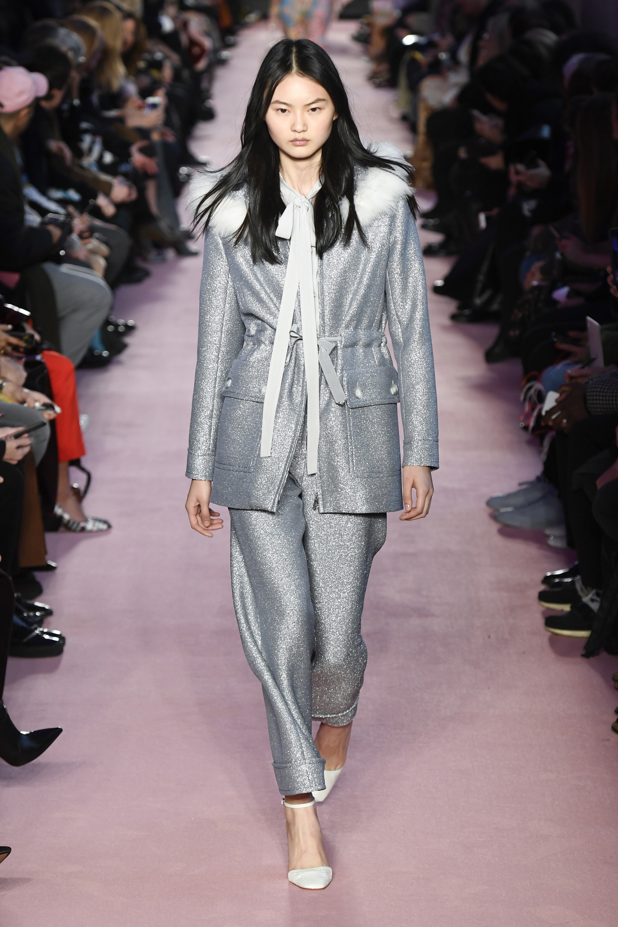 2018 2019 женщины. модная одежда. мариафе артачо талика клэнси. модная одежда. пляжный гандбол девушки пикантно.